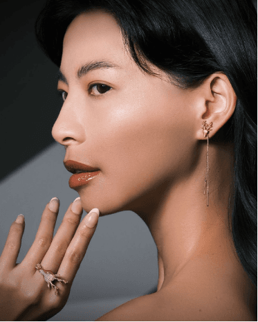 Perpaduan Busana dengan Anting Simple Elegan untuk Tampil Memukau