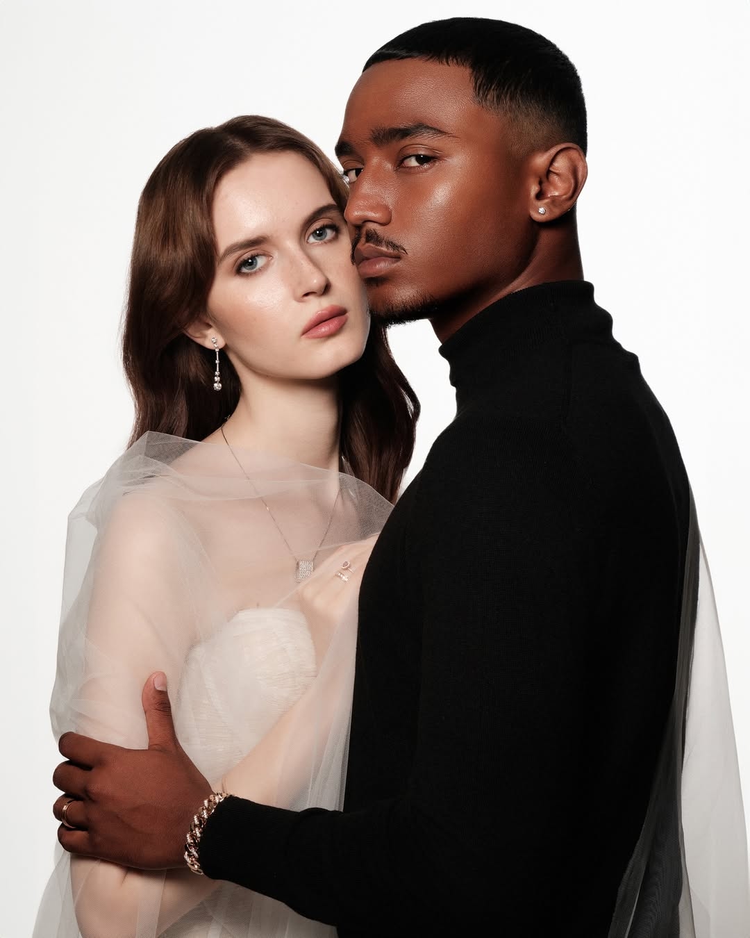 Rayakan First Wedding Anniversary dengan Saling Bertukar Cincin Couple Nikah Terbaru Ini