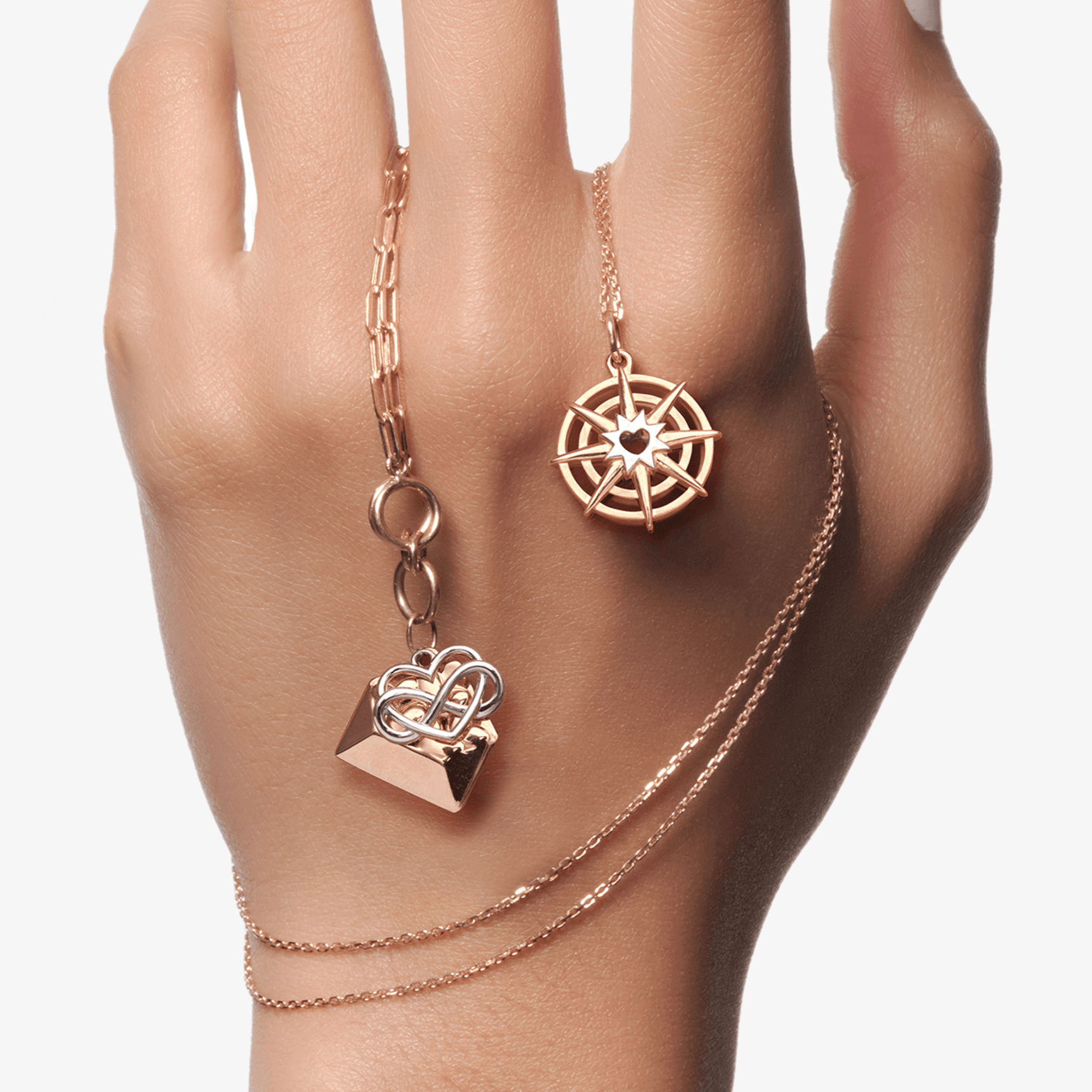 Cara Styling Liontin Emas Dengan Mudah Untuk Ke Acara Formal