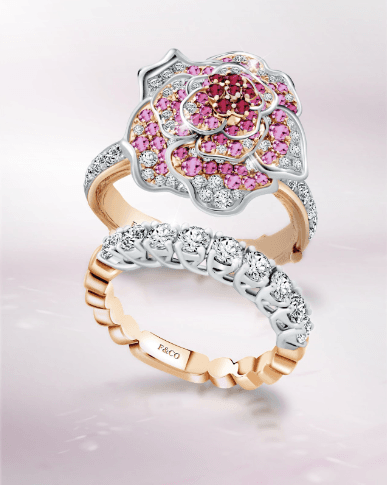 4 Cara Elegan Mengenakan Cincin Emas Wanita Terbaru Model Stacking