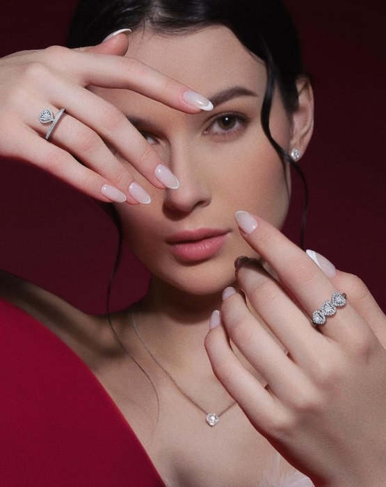 5 Model Anting Emas Simple Elegan dengan Berlian yang Cocok untuk Valentine Dinner