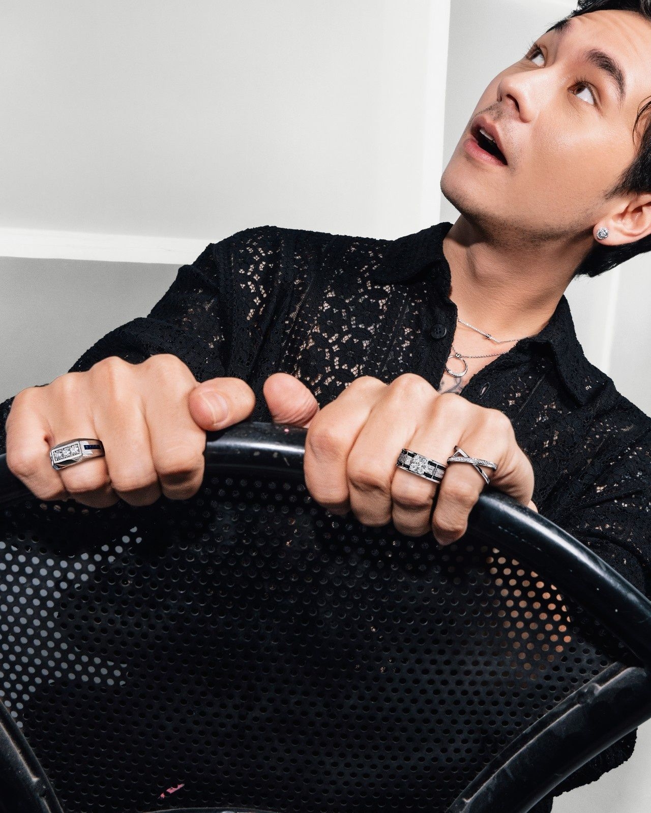 Tampilan Menarik dari Seorang Jerome yang Memakai Model Cincin Berlian Pria Terbaru Frank & co.