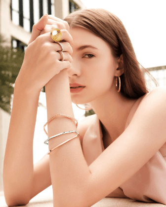 Arti Cincin di Jari Manis Kanan Wanita: Kilauan Kekuatan dan Pesona