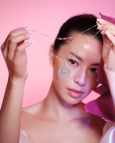 10 Inspirasi untuk Tampil Glamor dengan Cantiknya Liontin Berlian Mewah