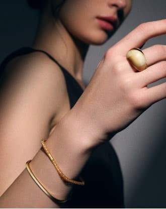 Tips Memadukan Perhiasan Emas Wanita dengan Batik untuk Tampilan Elegan