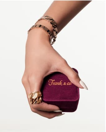 Inspirasi Padu Padan Gelang Emas untuk Gaya Kasual dan Formal Wanita