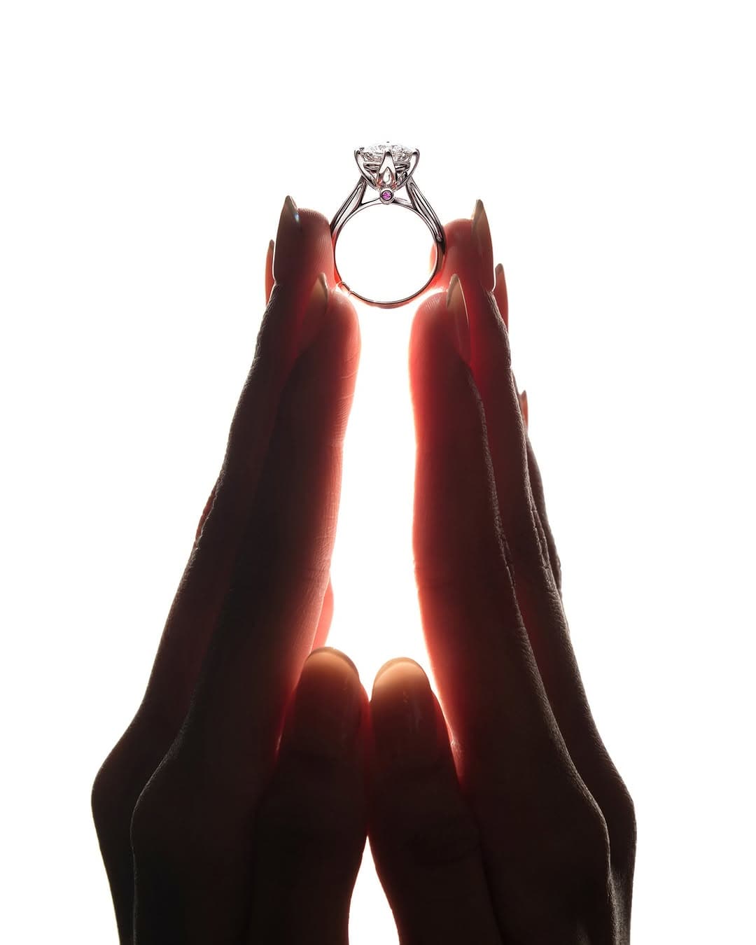 Selain Menonjolkan Desain Sederhana dan Elegan, Ini Kelebihan Cincin Solitaire!