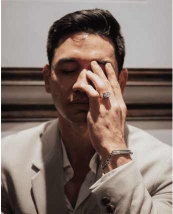 Intip Style Cincin Berlian untuk Pria yang Dikenakan oleh Andrew White